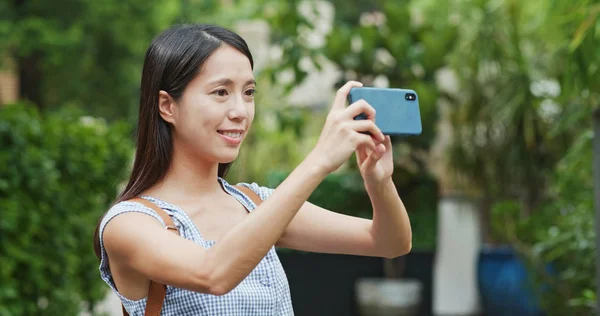 Mulher Usando Telefone Celular Para Tirar Foto — Fotografia de Stock