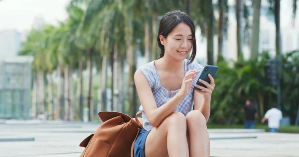 Mulher Olhar Para Celular Com Fundo Planta Verde — Fotografia de Stock