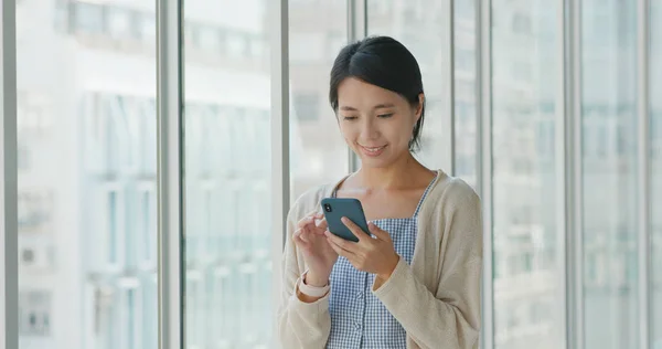 Vrouw Met Behulp Van Mobiele Telefoon Binnen Winkelcentrum — Stockfoto