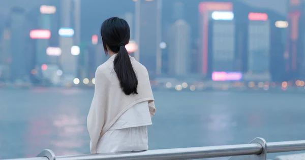 Kvinna Njuta Utsikten Hong Kong — Stockfoto