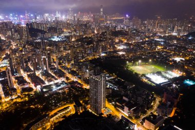 Gece Hong Kong konut şehrin havadan görünümü