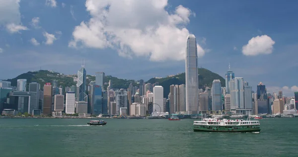 ビクトリア港 2018 晴れた日に香港都市スカイライン — ストック写真