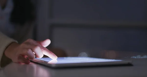 Frau Nutzt Nachts Tablet Computer — Stockfoto