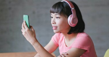 Kadın zevk almak müzik ve istimal hareket eden telefon