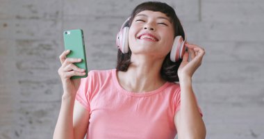 Kadın zevk almak müzik ve evde dans