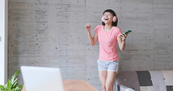 Vrouw Genieten Van Muziek Dansen Thuis — Stockfoto