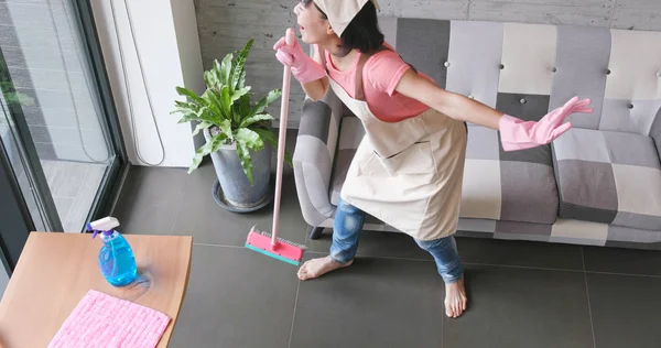 Heyecanlı Kadın Dans Holding Fırça Evde Bir Şarkı — Stok fotoğraf
