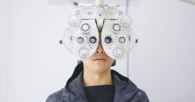 Göz testi yapan erkek 