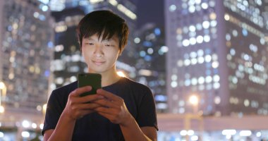 Genç adam, açık istimal hareket eden telefon 