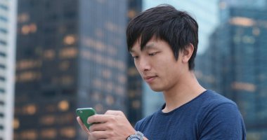 Şehirde cep telefonu kullanan adam 