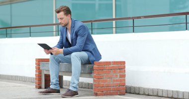 Beyaz işadamı tablet bilgisayar kullanarak 