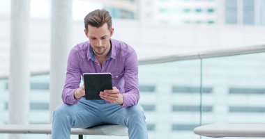 Beyaz adam şehirde tablet bilgisayar kullanarak