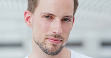 Beyaz adam gülümseyen yakın çekim