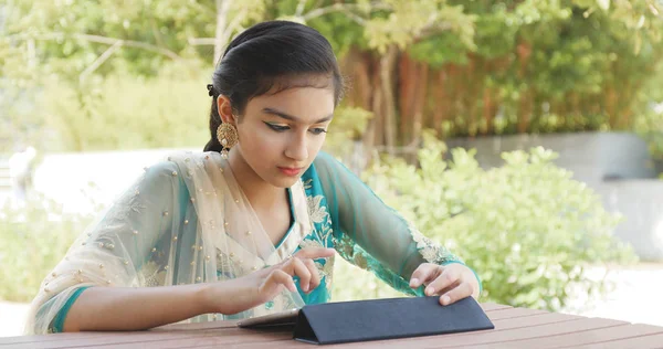 Junges Pakistanisches Mädchen Benutzt Tablet Computer — Stockfoto