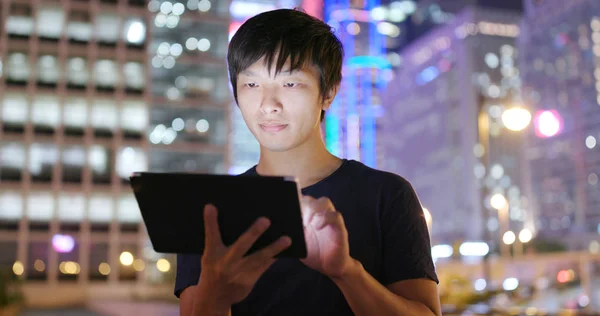 Asya Tablet Bilgisayarla Şehirde Gece Işadamı — Stok fotoğraf
