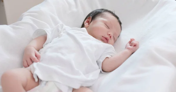 Neugeborenes Schläft Bett — Stockfoto