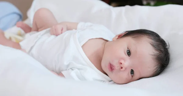 Νέο Γεννημένο Μωρό Στο Κρεβάτι — Φωτογραφία Αρχείου