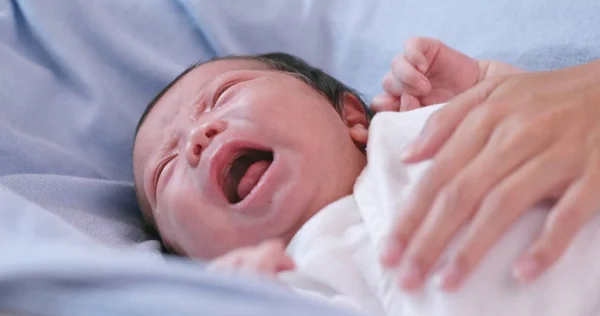 Bebê Recém Nascido Chorando Com Mão Confortante — Fotografia de Stock