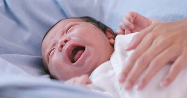 Född Baby Gråter Med Hand Tröstande — Stockfoto