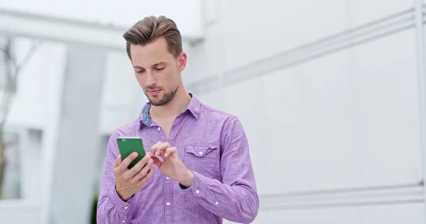 Jovem Usando Telefone Celular Cidade — Fotografia de Stock