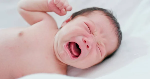 Μωρό Κλαίει Και Ξαπλωμένος Στο Κρεβάτι — Φωτογραφία Αρχείου