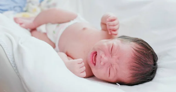 Pasgeboren Baby Huilen — Stockfoto