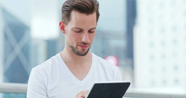 Uomo Caucasico Utilizzando Tablet Computer Città — Foto Stock