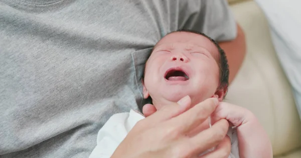 Papá Sosteniendo Hijo Que Llora —  Fotos de Stock