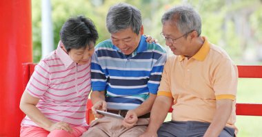 Cep telefonunuzun ve açık park adlı fotoğraf çekmek için üst düzey eski dostlar