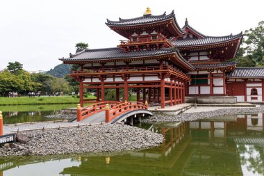 Kyoto, Japonya - 04 Ekim, 2016: geleneksel Japon tapınak Byodo içinde