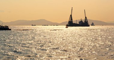 Deniz günbatımı zamanda liman