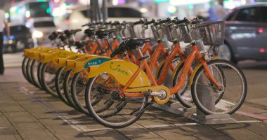 Taipei city, Tayvan - 27 Mayıs, 2018: Taipei City sokak Youbikes