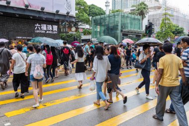 Tsim Sha Tsui, Hong Kong - 17 Ağustos, 2018: insanlar karşıdan karşıya geçerken
