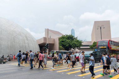 Tsim Sha Tsui, Hong Kong - 17 Ağustos, 2018: insanlar yol geçtikten