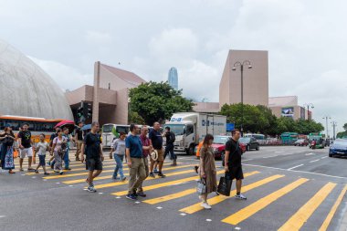 Tsim Sha Tsui, Hong Kong - 17 Ağustos, 2018: insanlar karşıdan karşıya geçerken