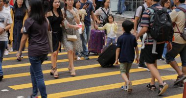 Tsim Sha Tsui, Hong Kong - 17 Ağustos, 2018: şehir içinde yol geçiş insanlar