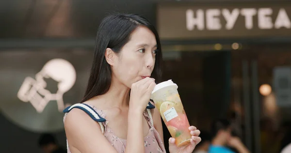 Shenzhen Čína Července 2018 Žena Pití Zeleného Čaje Heytea Obchodě — Stock fotografie