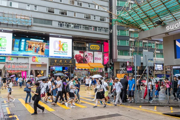 Tsim Sha Tsui Hongkong Hongkong Sierpnia 2018 Ludzie Przez Jezdnię — Zdjęcie stockowe