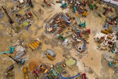 İnşaat alanında aşağı üst