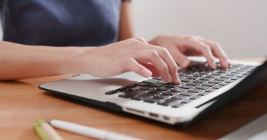 evde dizüstü bilgisayar üzerinde çalışan kadın