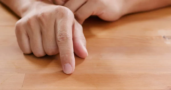 Erwachsener Mann Klopft Auf Tisch — Stockfoto