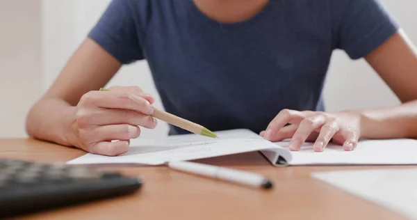 Frauenstudie Auf Dem Zettel Hause — Stockfoto