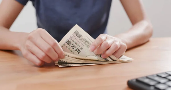 Vrouw Japanse Bankbiljetten Tellen — Stockfoto