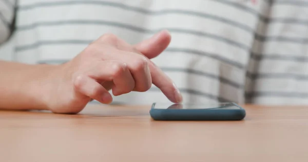 Mulher Usando Smartphone Mesa — Fotografia de Stock