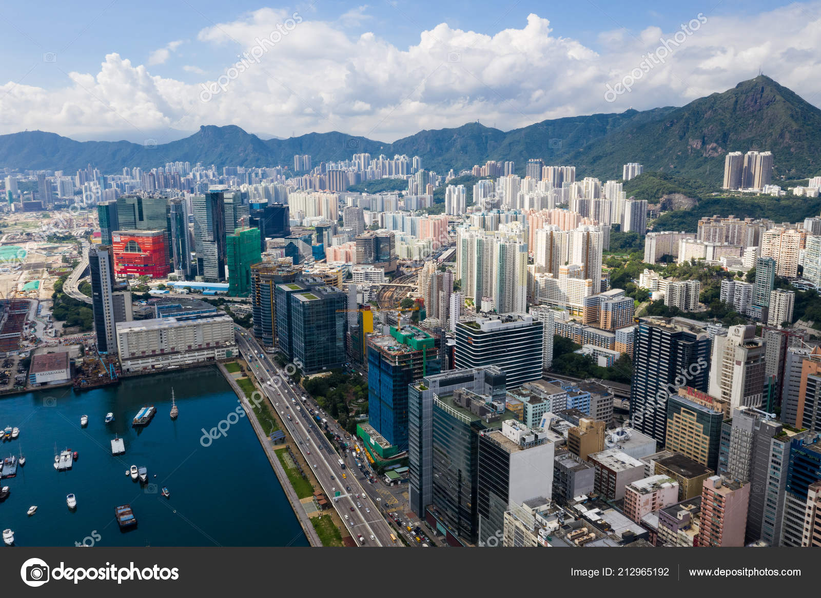 香港九龙湾2018年9月香港市区鸟瞰图—— 库存社论照片© leungchopan #212965192