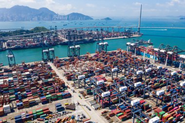 Kwai Tsing, Hong Kong - 04 Eylül, 2018: Hong Kong ticari bağlantı noktasında konteynerler 