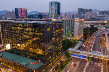 Tsim Sha Tsui, Hong Kong - 05 Eylül, 2018: Hong Kong şehir ve trafik geceleri