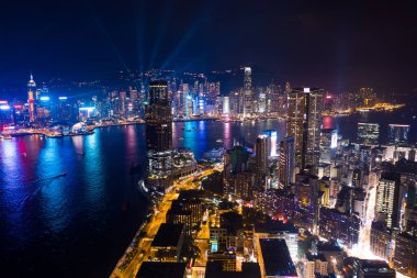 Tsim Sha Tsui, Hong Kong - 05 Eylül, 2018: Drone fly gece gösterisi ile kowloon Yarımadası üzerinde