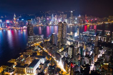 Tsim Sha Tsui, Hong Kong - 05 Eylül, 2018: gece Hong Kong şehir üzerinde Drone fly