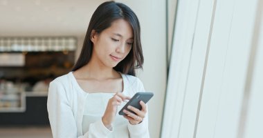 Alışveriş Merkezi içinde cep telefonu app için arayan kadın